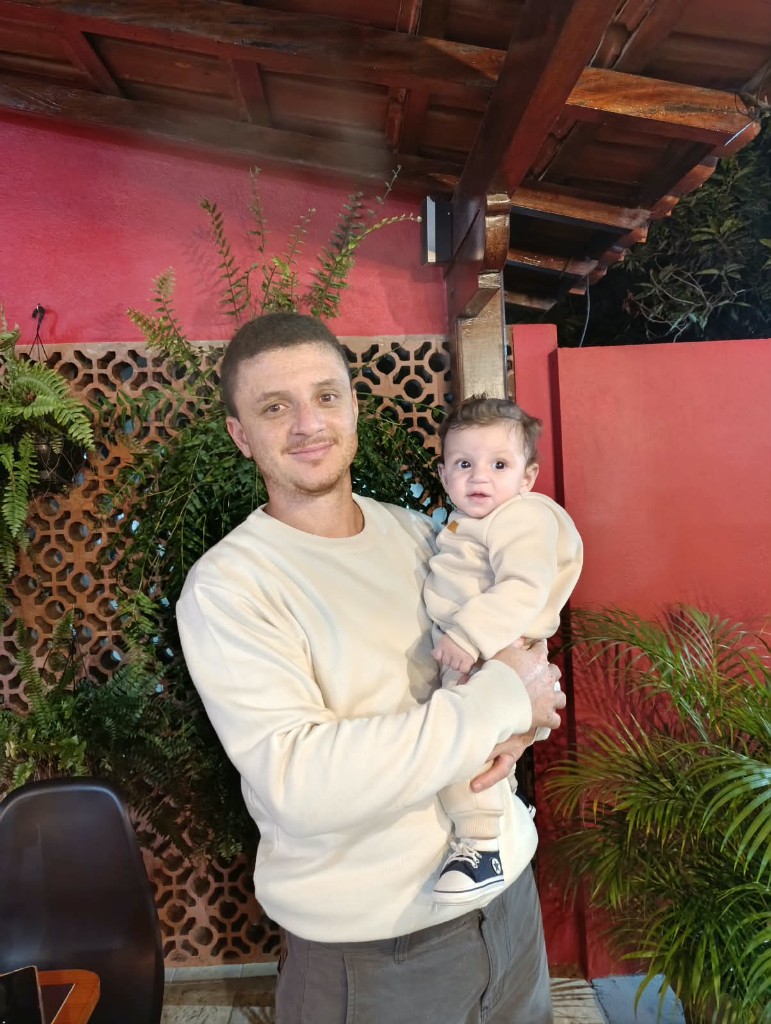 Pai segurando seu filho Davi no colo